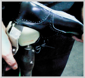 シルエットや履き心地の決め手となる靴の木型（ラスト）にアッパーをセット。
