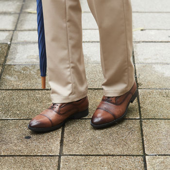 雨で革靴が濡れたらどうする？ 事前にできる防水ケアとお手入れ方法