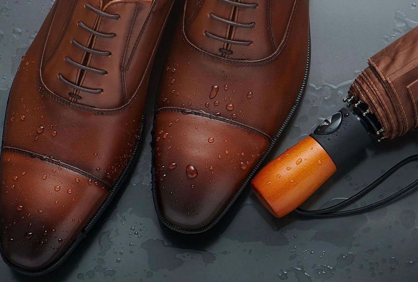 雨に濡れた革靴のお手入れ方法"