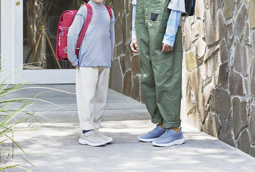 大人とは異なる子どもの足"