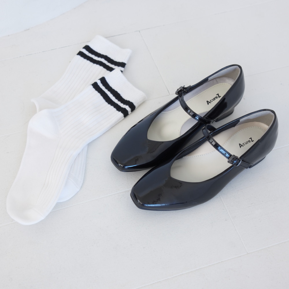 メリージェーンパンプスとスポーツソックス