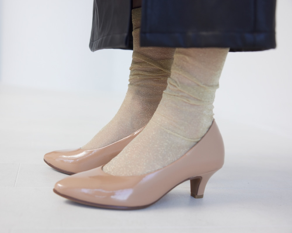 エナメルパンプスとシアーソックス
