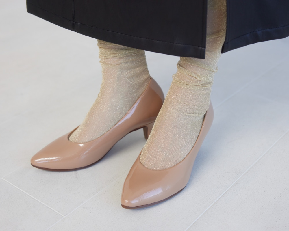 エナメルパンプスとシアーソックス