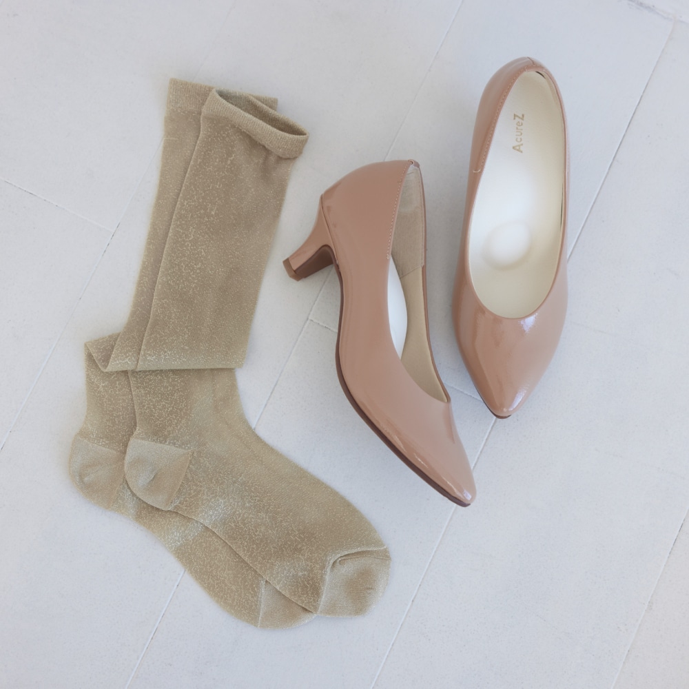 エナメルパンプスとシアーソックス