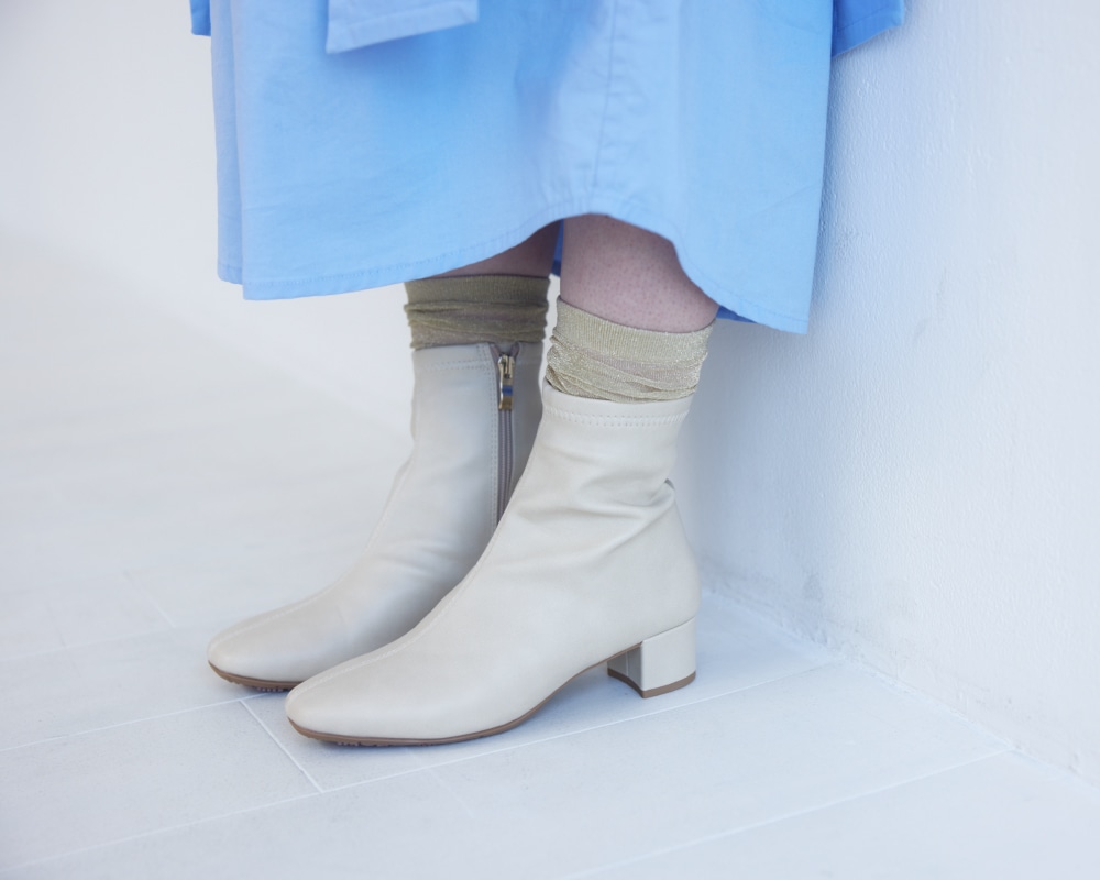 アイボリーの晴雨兼用ストレッチブーツ