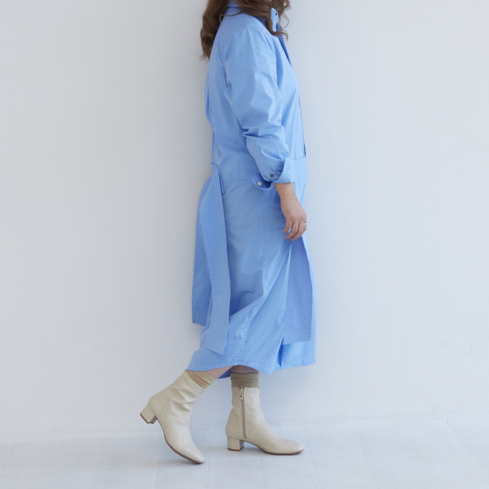 アイボリーの晴雨兼用ストレッチブーツ