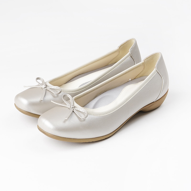 シャンパンカラーのリボンバレエパンプス