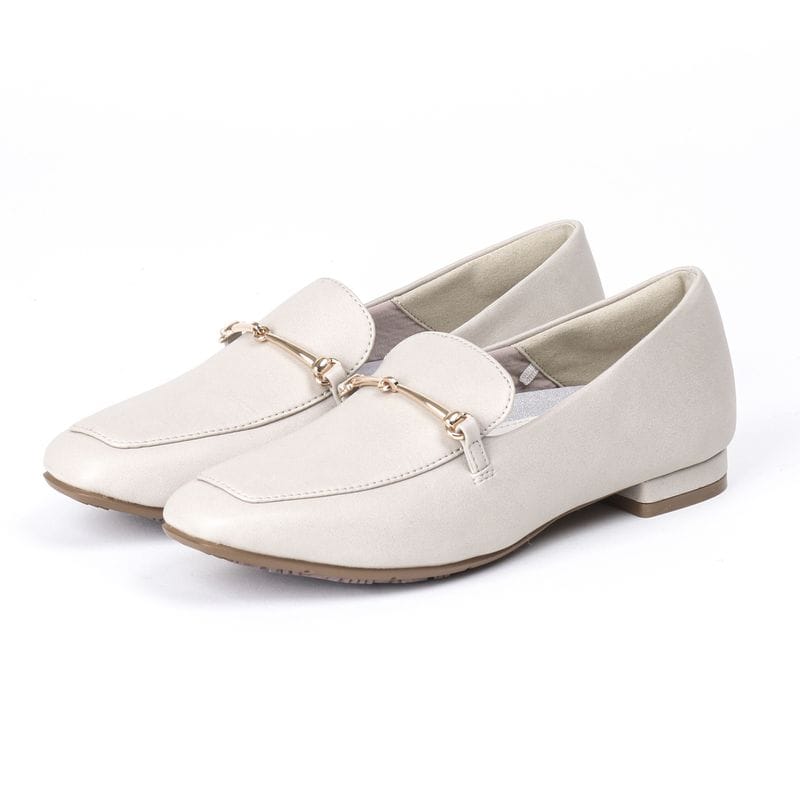 アイボリーのビットローファー