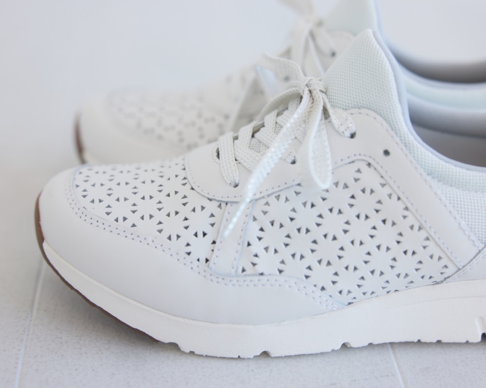 白いレザースニーカー