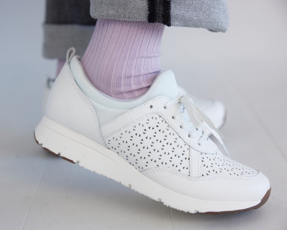 白いレザースニーカー
