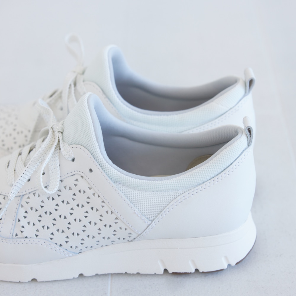 白いレザースニーカー