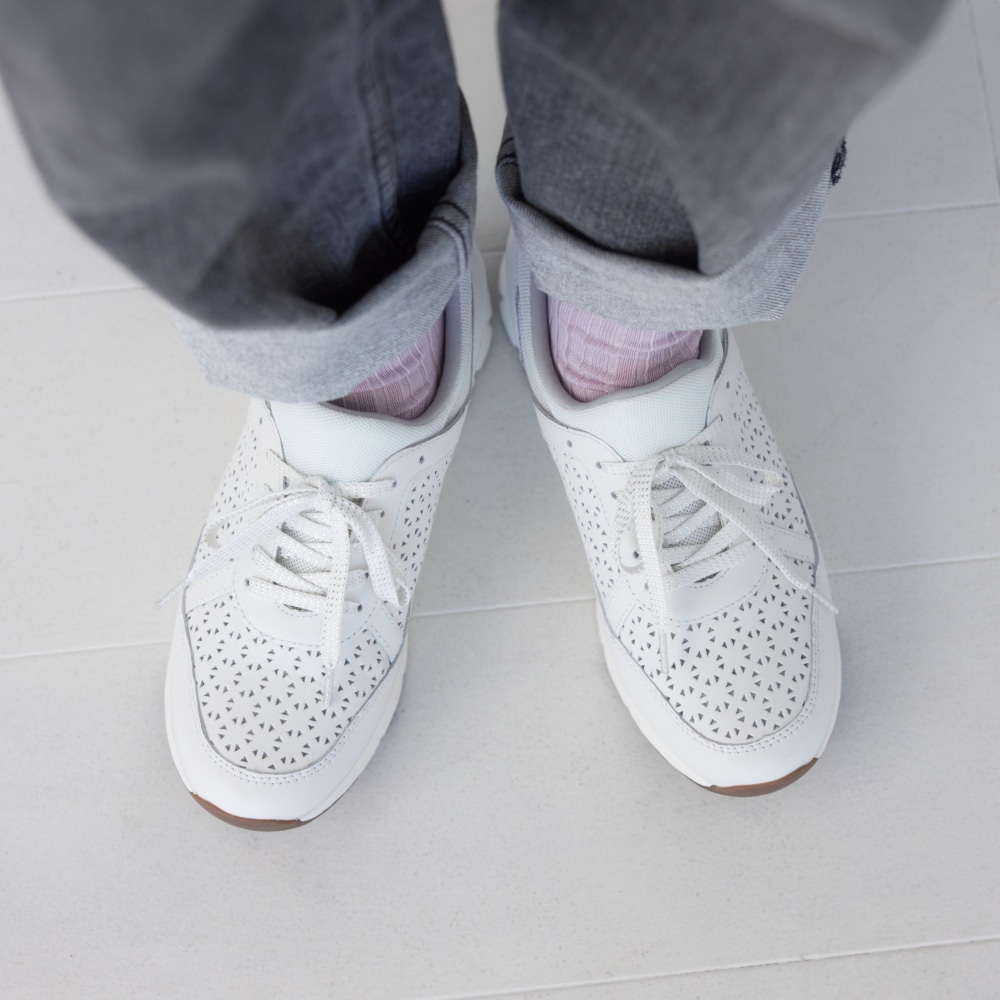 白いレザースニーカー