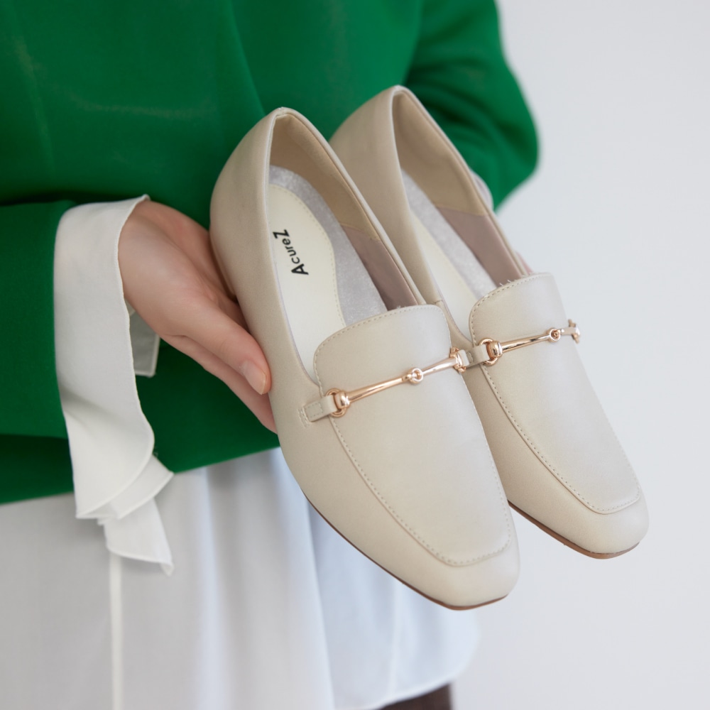 アイボリーのビットローファー