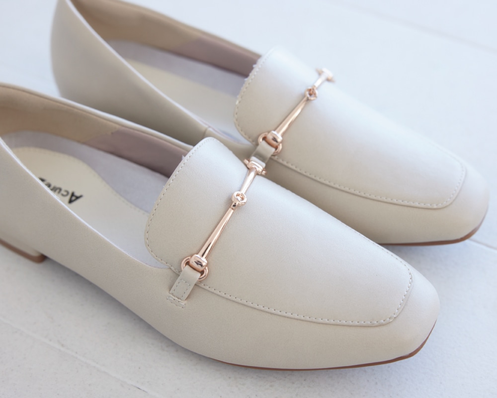 アイボリーのビットローファー