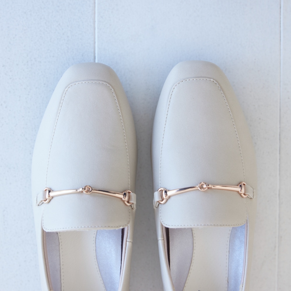 アイボリーのビットローファー