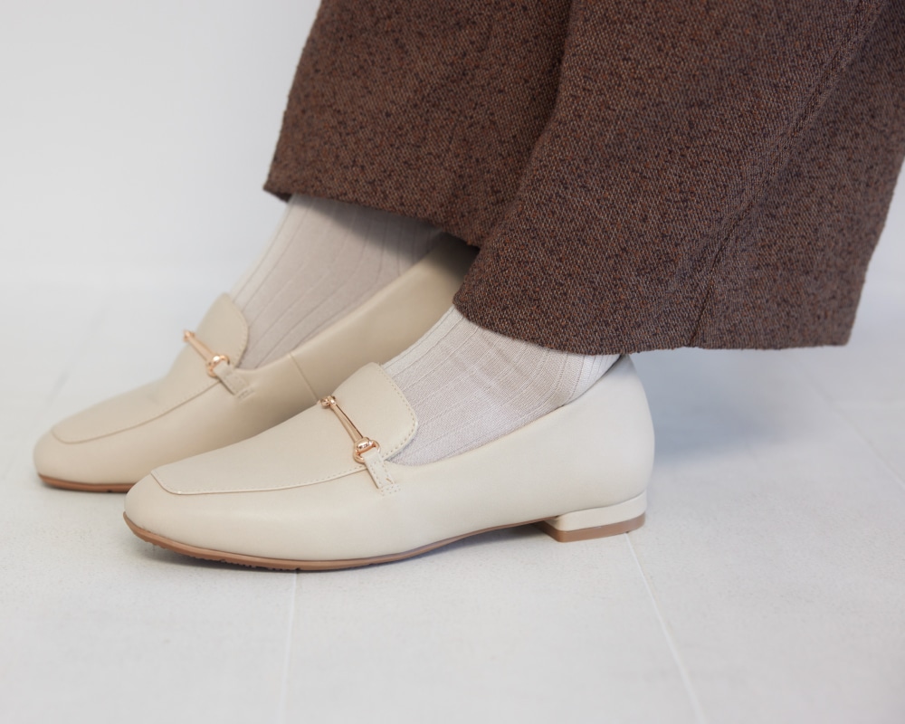 アイボリーのビットローファー