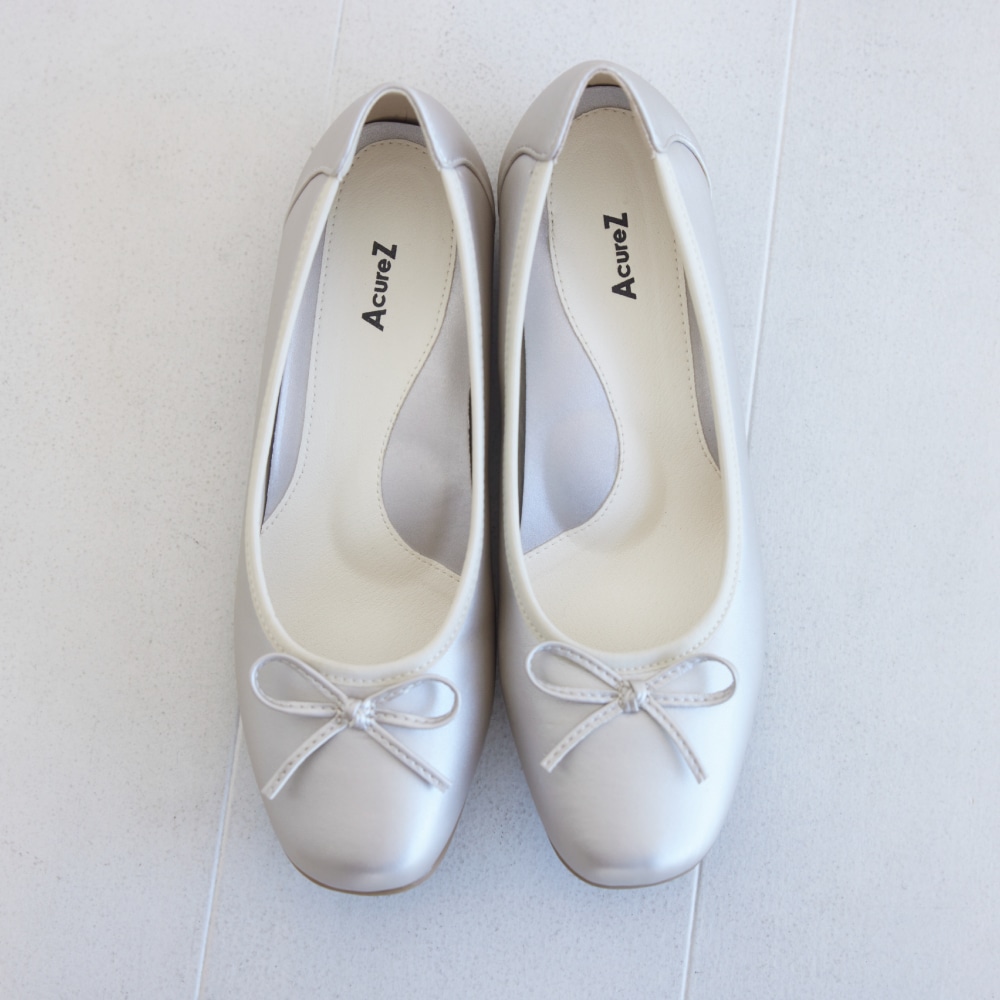 シャンパンカラーのリボンバレエパンプス