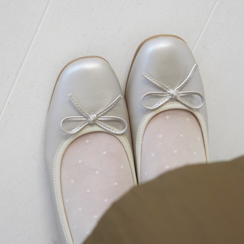 シャンパンカラーのリボンバレエパンプス
