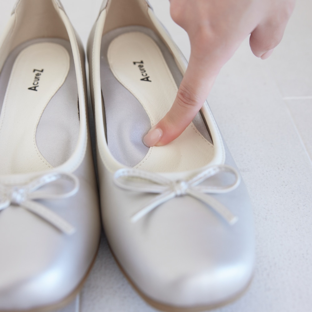 シャンパンカラーのリボンバレエパンプス