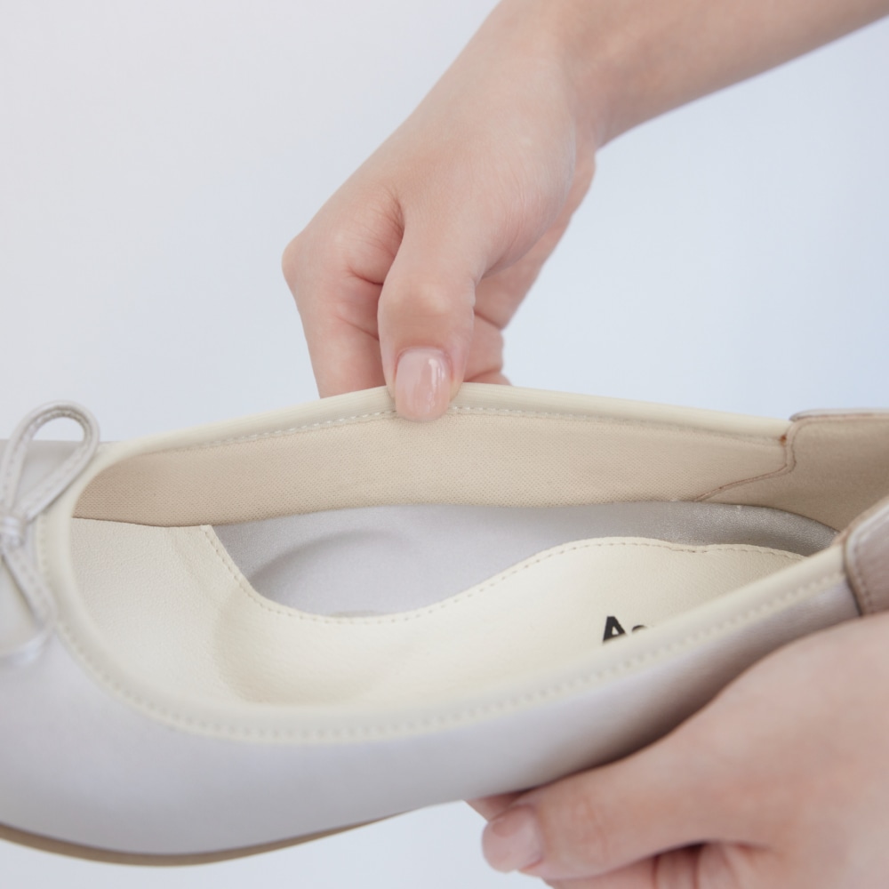 シャンパンカラーのリボンバレエパンプス