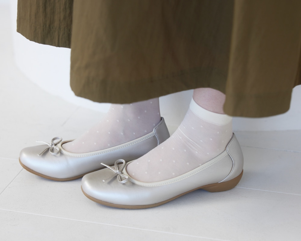 シャンパンカラーのリボンバレエパンプス