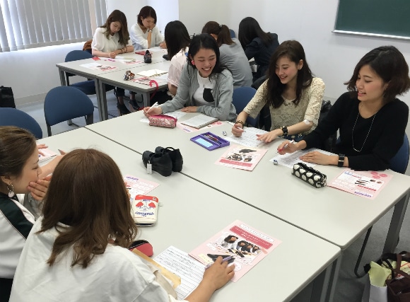 一日中履いても負担にならない。アシックス商事が開発した『レディワーカー』